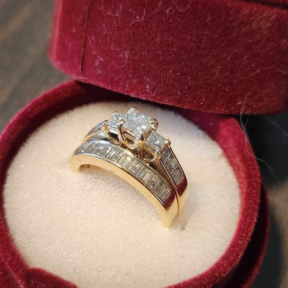 Wedding set. 1.25 total diamond. Princess cut and baguette cut. Size 6. 14k gold - Picture 6 of 9